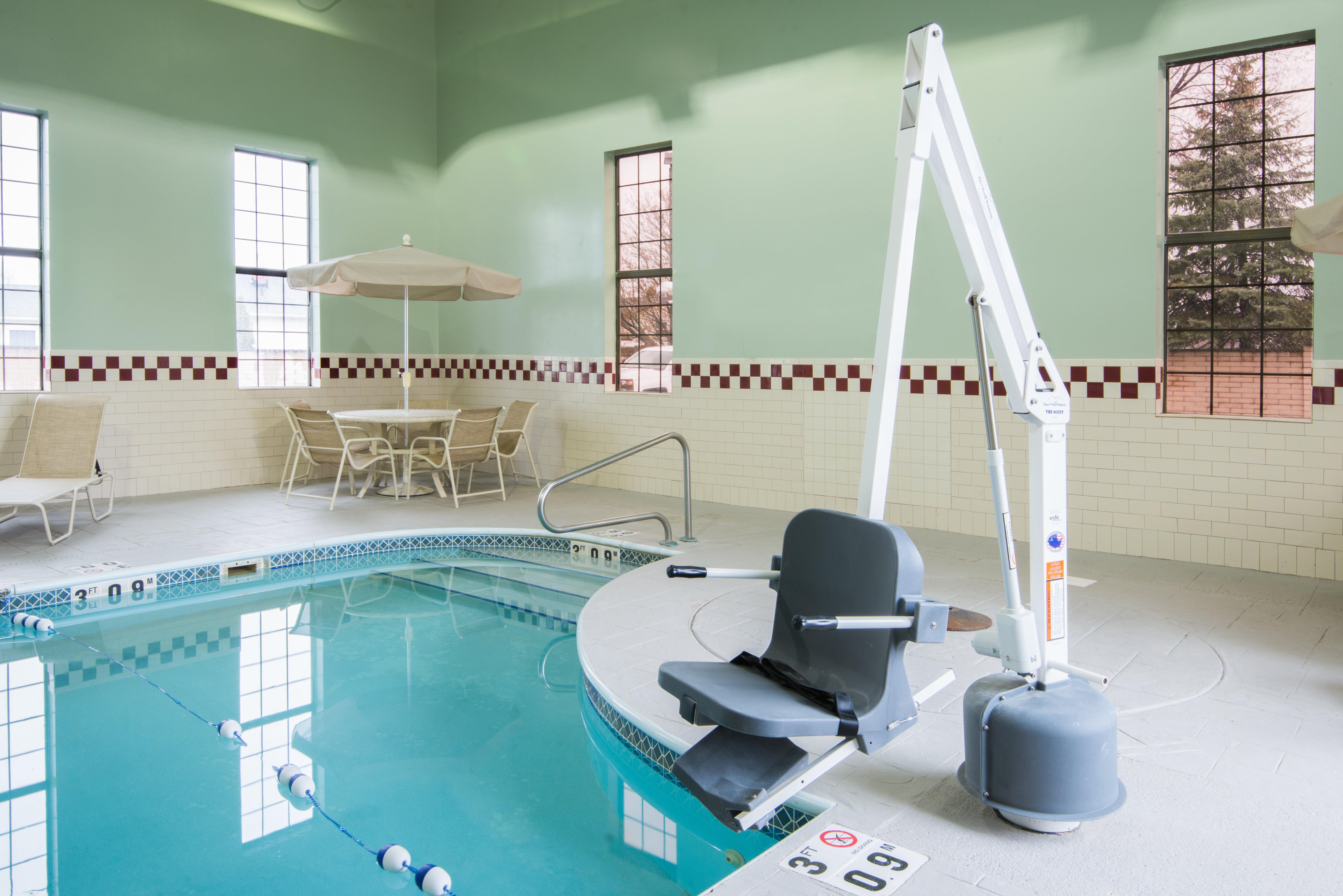 Holiday Inn Express Cleveland Airport - Brook Park By Ihg Екстериор снимка