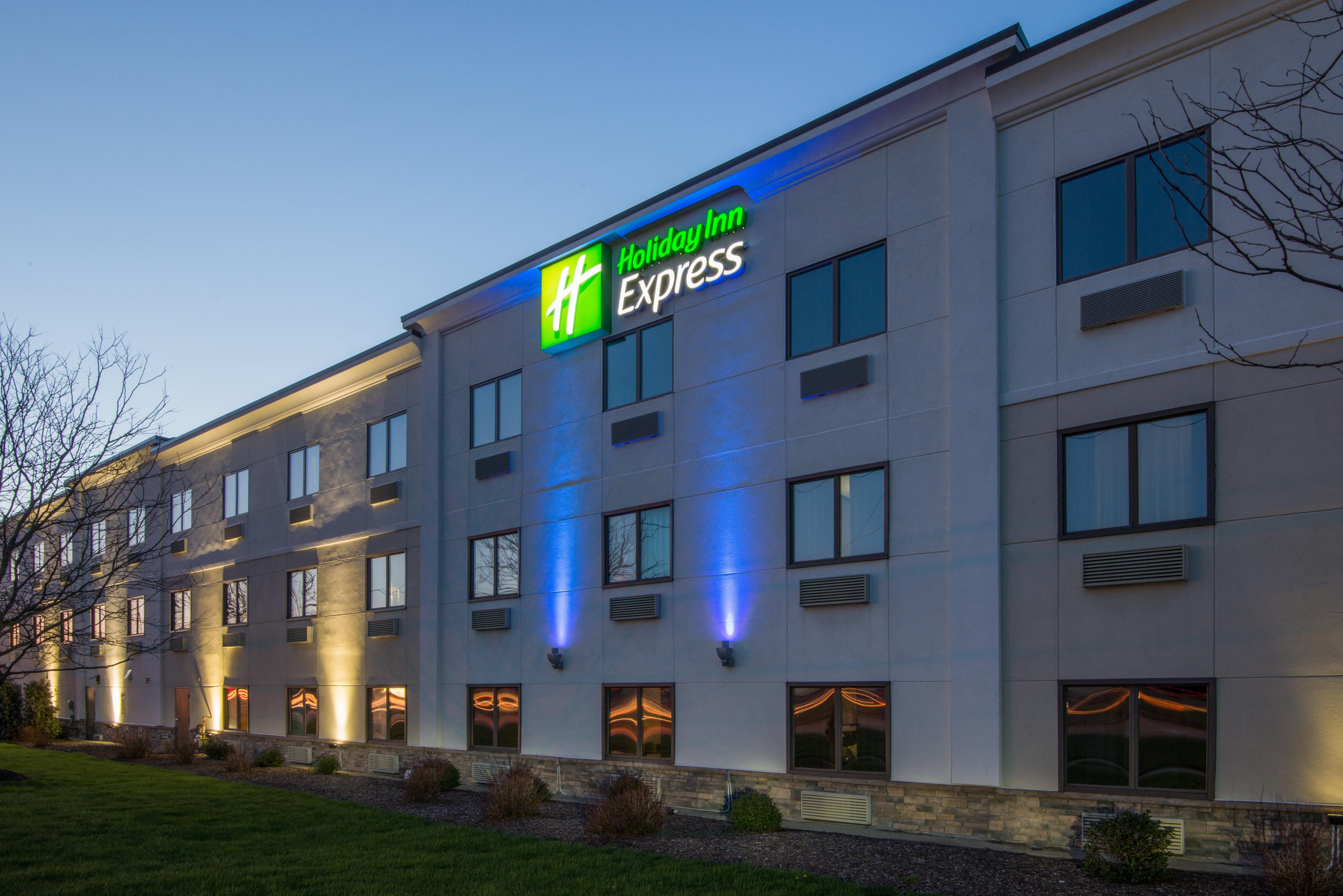 Holiday Inn Express Cleveland Airport - Brook Park By Ihg Екстериор снимка