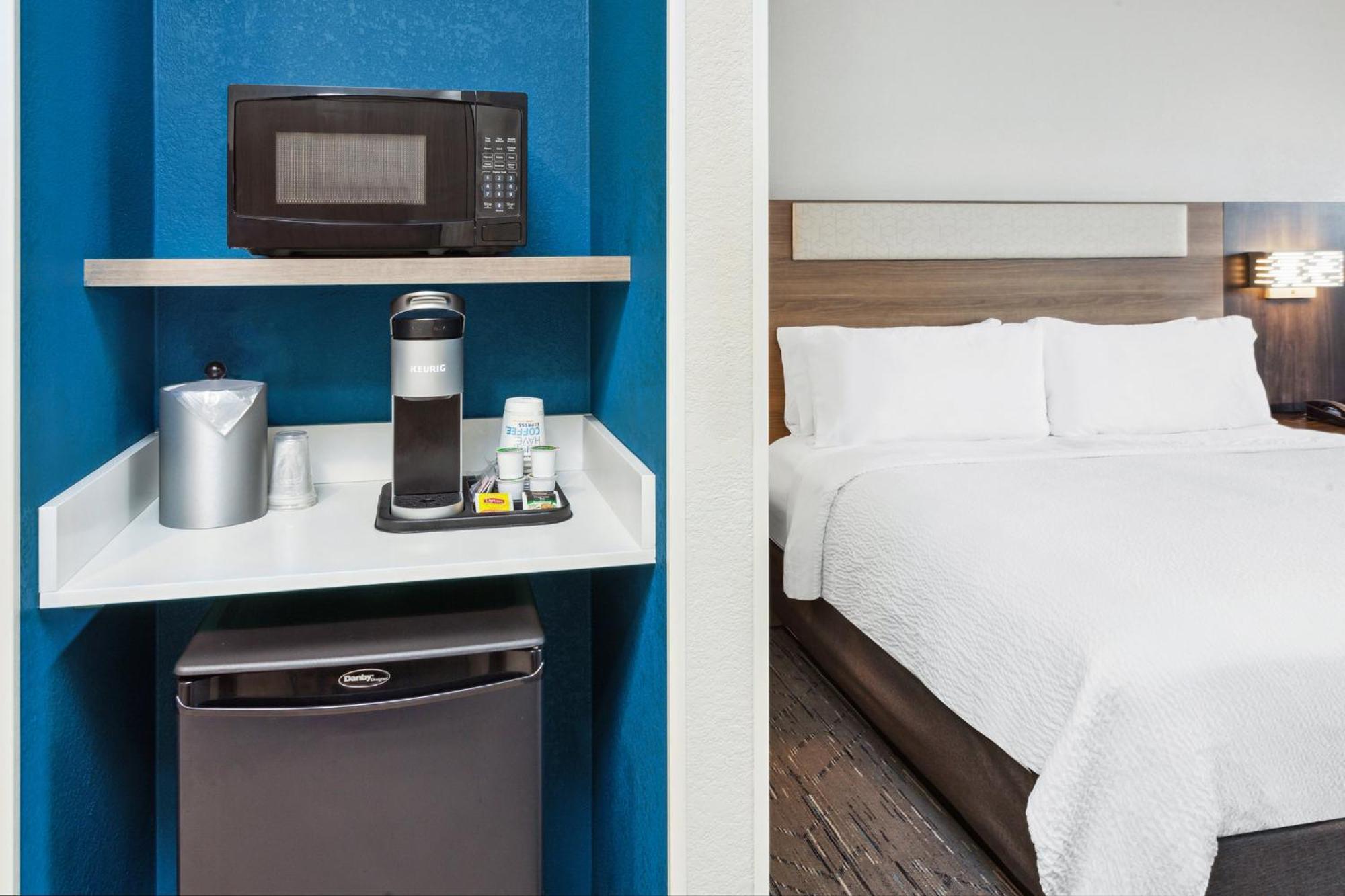 Holiday Inn Express Cleveland Airport - Brook Park By Ihg Екстериор снимка