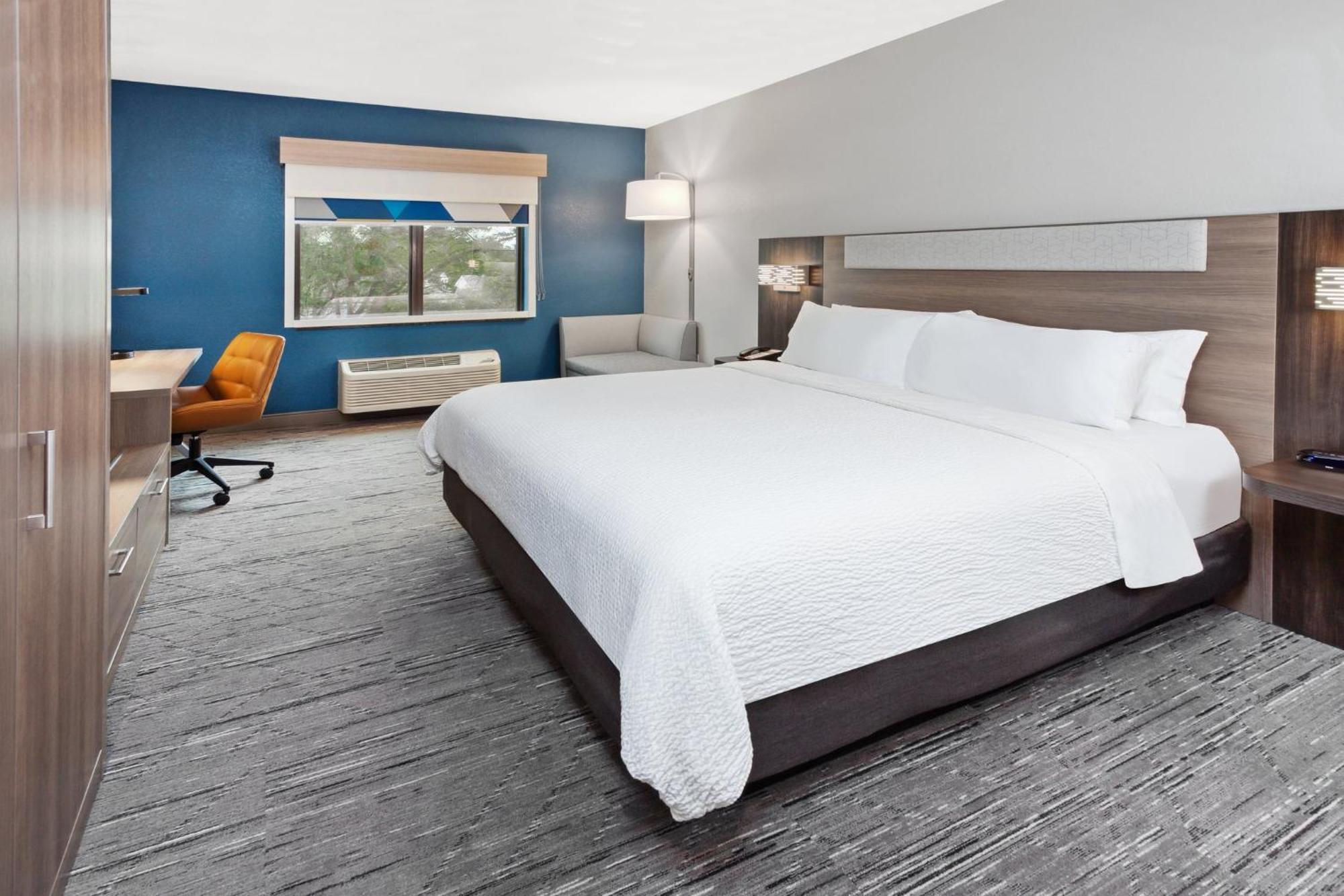 Holiday Inn Express Cleveland Airport - Brook Park By Ihg Екстериор снимка