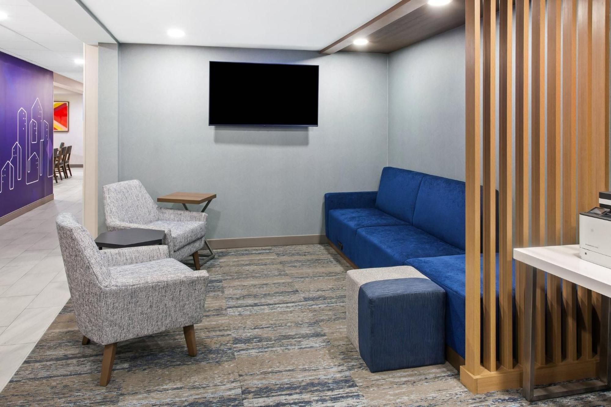Holiday Inn Express Cleveland Airport - Brook Park By Ihg Екстериор снимка