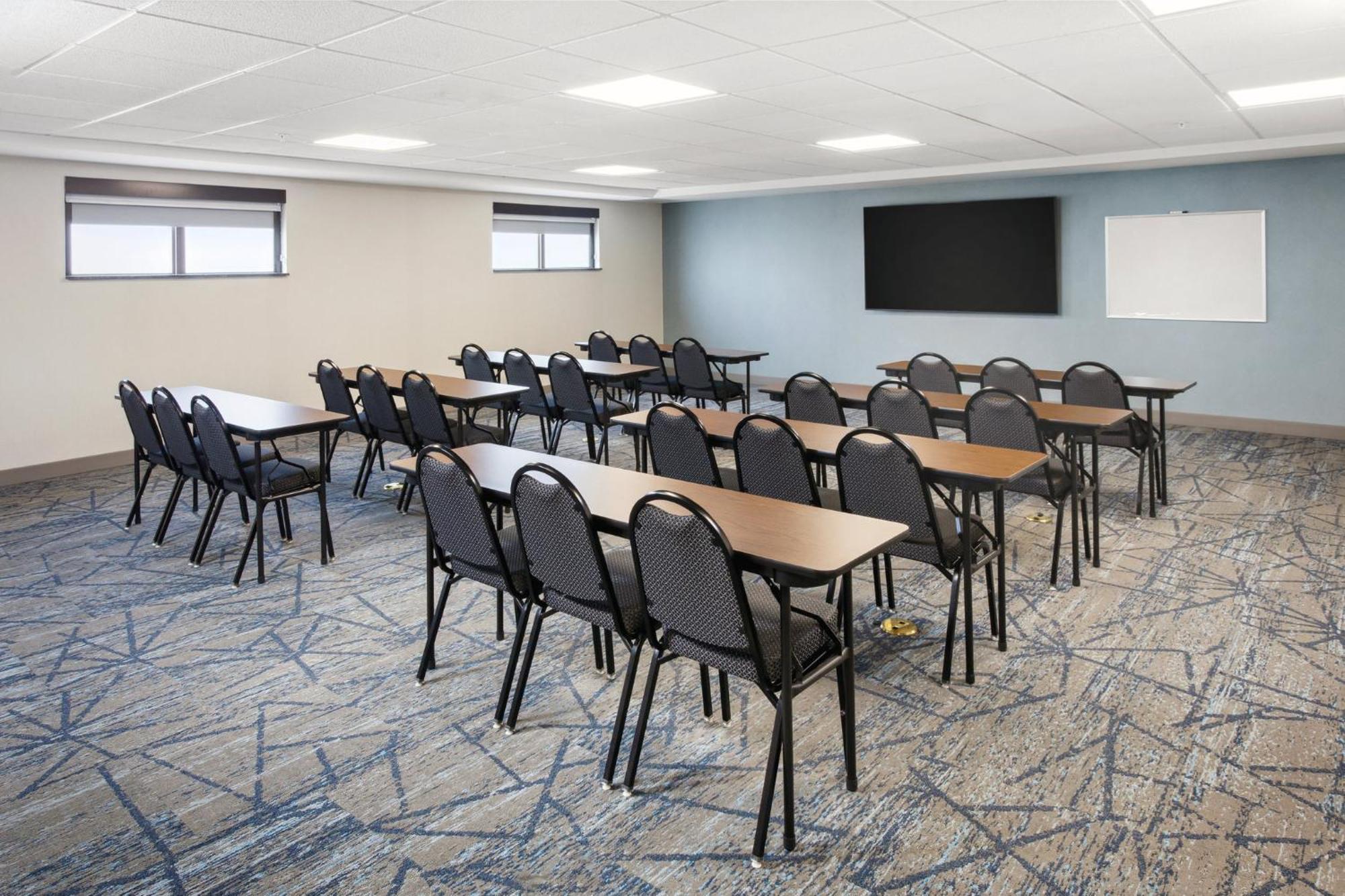 Holiday Inn Express Cleveland Airport - Brook Park By Ihg Екстериор снимка
