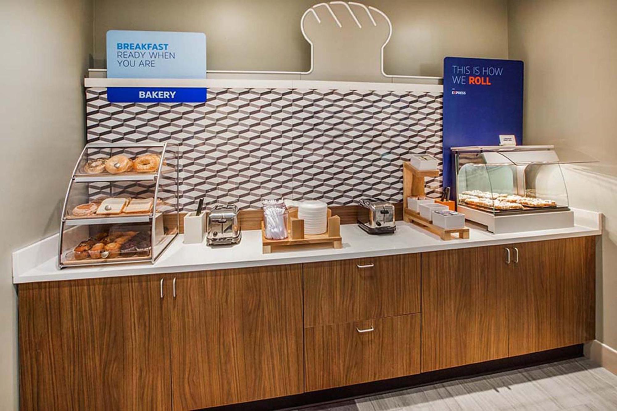 Holiday Inn Express Cleveland Airport - Brook Park By Ihg Екстериор снимка