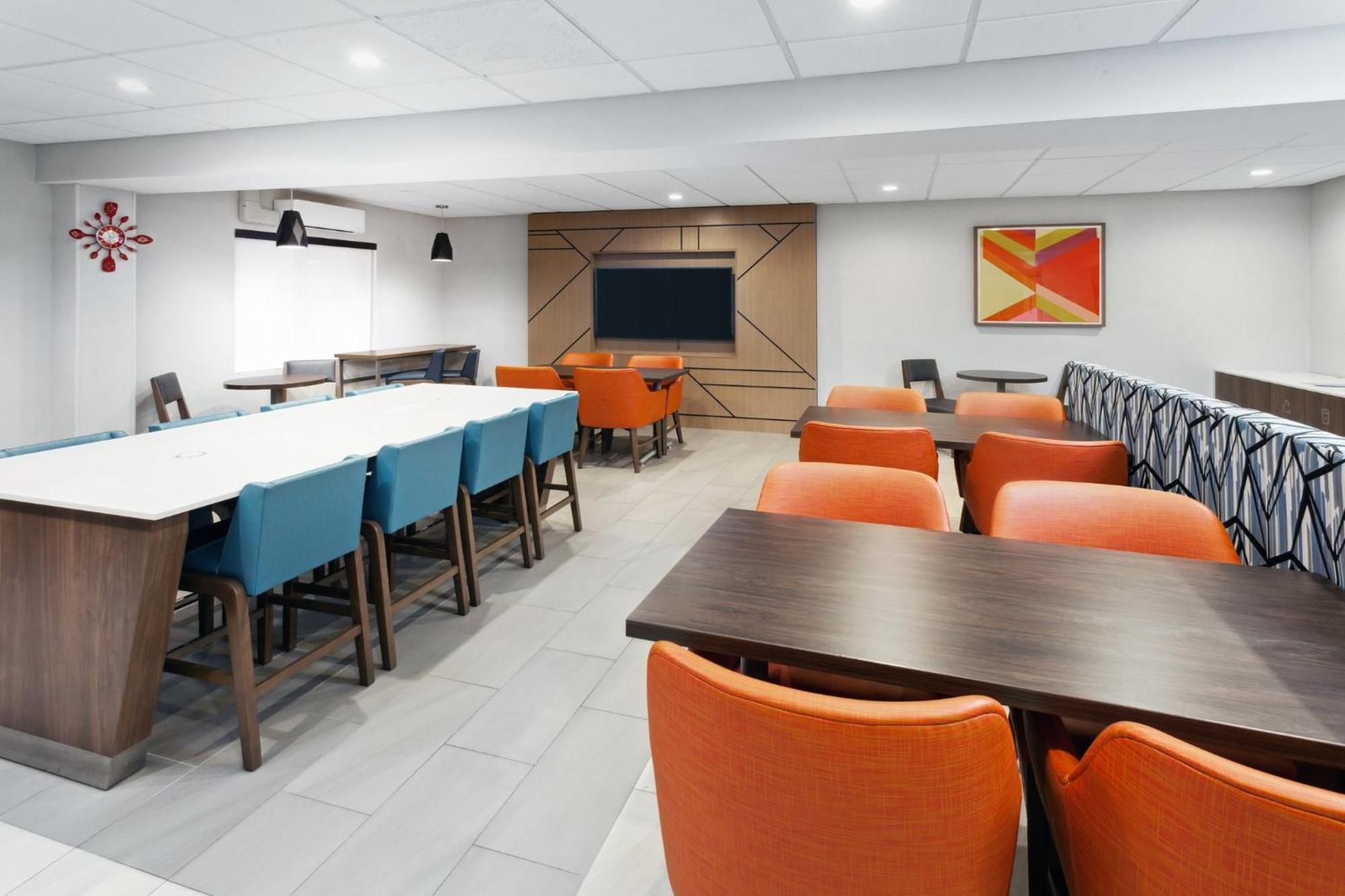 Holiday Inn Express Cleveland Airport - Brook Park By Ihg Екстериор снимка
