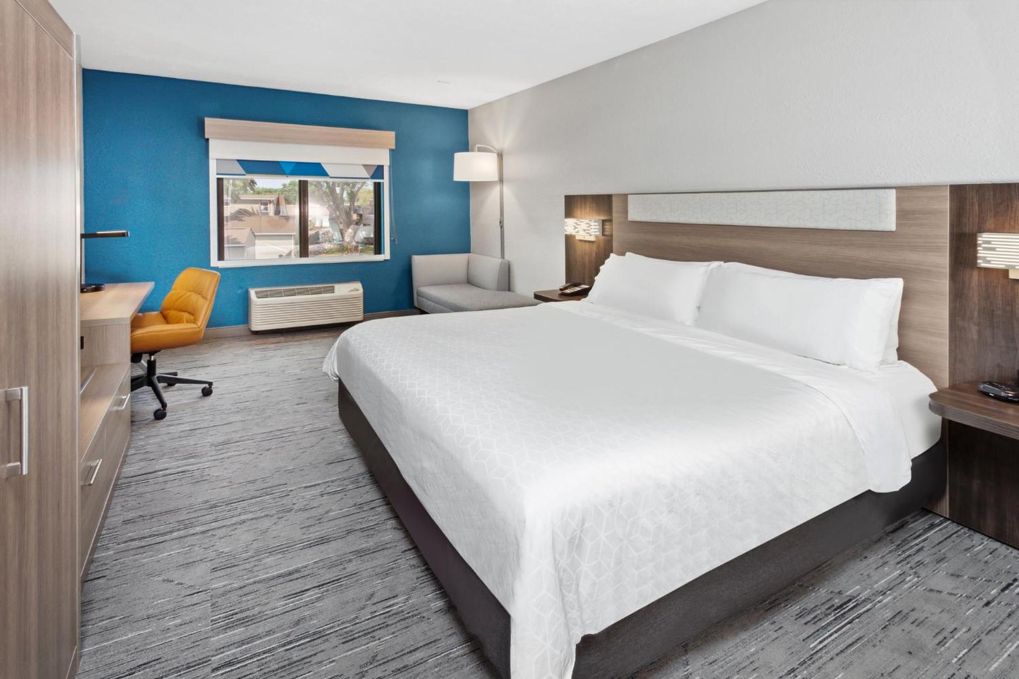 Holiday Inn Express Cleveland Airport - Brook Park By Ihg Екстериор снимка