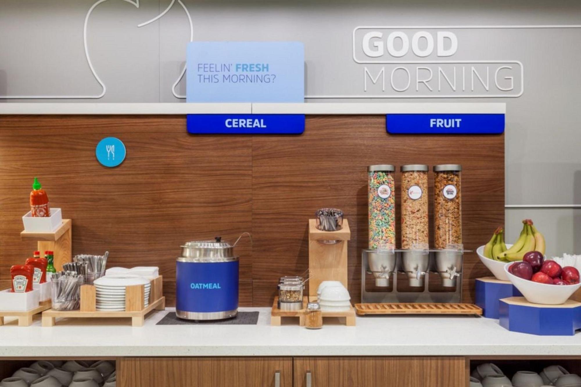 Holiday Inn Express Cleveland Airport - Brook Park By Ihg Екстериор снимка