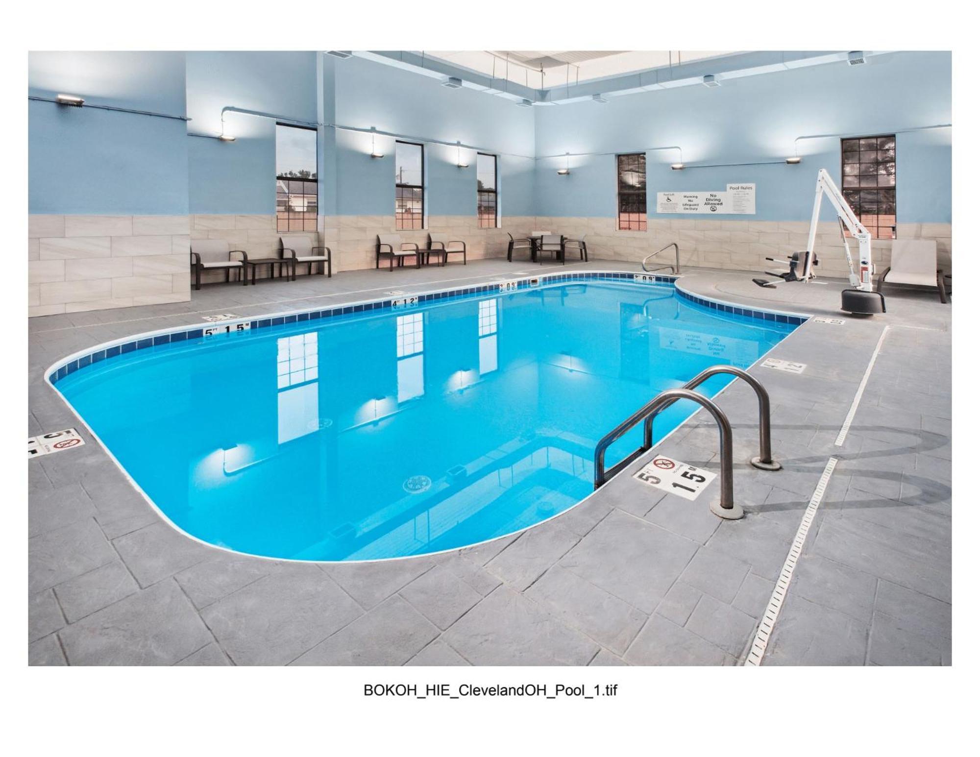 Holiday Inn Express Cleveland Airport - Brook Park By Ihg Екстериор снимка