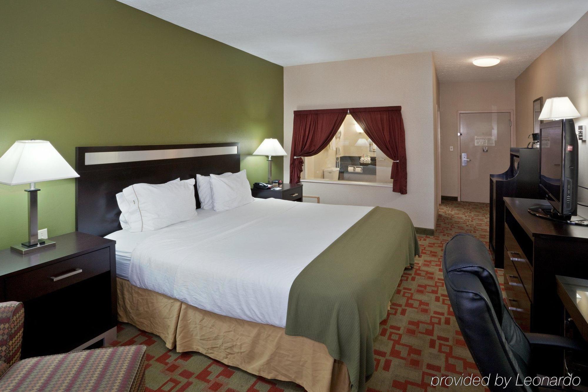 Holiday Inn Express Cleveland Airport - Brook Park By Ihg Стая снимка